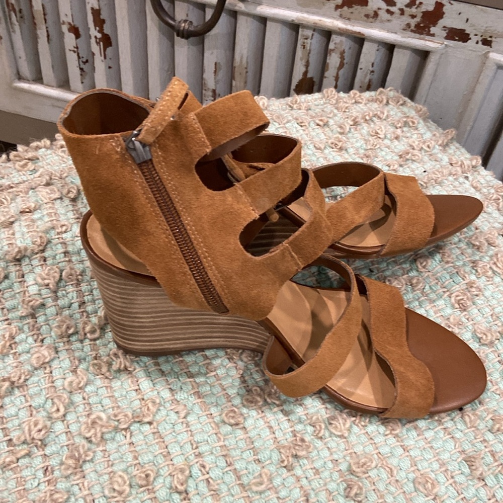 Crown Vintage Cognac Suede Sandals with Elegant Straps - Picture 4 of 4